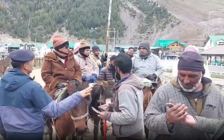 जम्मू-कश्मीर के सोनमर्ग की वादियों में उमड़ा पर्यटकों का सैलाब, मौसम ने जीता दिल
