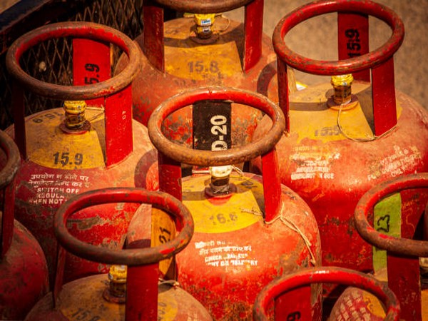 कमर्शियल LPG सिलेंडर 993 रुपए महंगा, घरेलू उपभोक्ताओं को राहत जारी