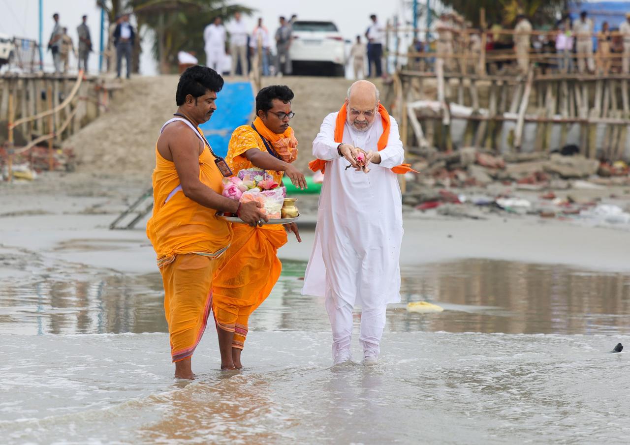 ‘मां गंगा देशवासियों पर अपनी कृपा बनाए रखें’, गृह मंत्री अमित शाह ने तीर्थ गंगासागर में की पूजा-अर्चना