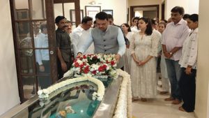 सुरों की मल्लिका को श्रद्धांजलि: Devendra Fadnavis पहुंचे Asha Bhosle के आवास, नम आंखों से दी विदाई