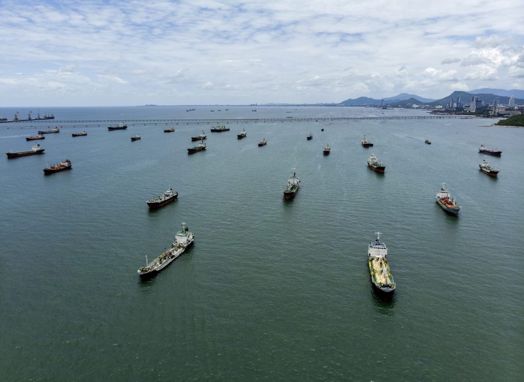 Oil tankers and gas tankers were affected by the closure of the Strait of Hormuz, leading to a global energy crisis stemming from the war in the Middle East.(Aerial view)