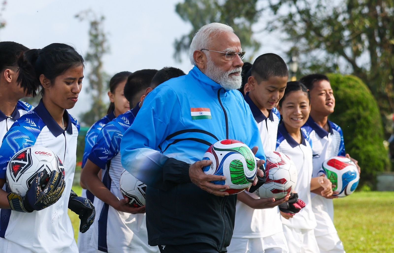 पीएम मोदी बच्चों के साथ फुटबॉल खेलते नजर आए, कहा- नन्हे दोस्तों के साथ खेलने का मजा ही कुछ और है