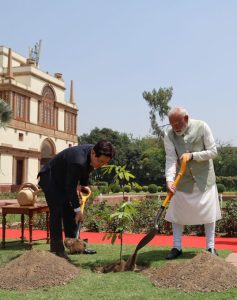 राष्‍ट्रपत‍ि ली और प्रधानमंत्री मोदी ने दिल्ली में ‘एक पेड़ मां के नाम’ अभियान के तहत किया पौधरोपण