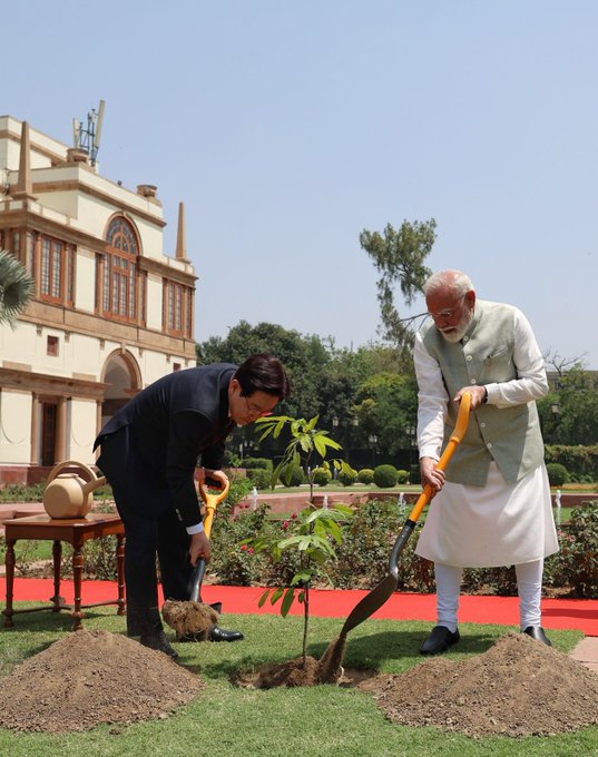 राष्‍ट्रपत‍ि ली और प्रधानमंत्री मोदी ने दिल्ली में ‘एक पेड़ मां के नाम’ अभियान के तहत किया पौधरोपण