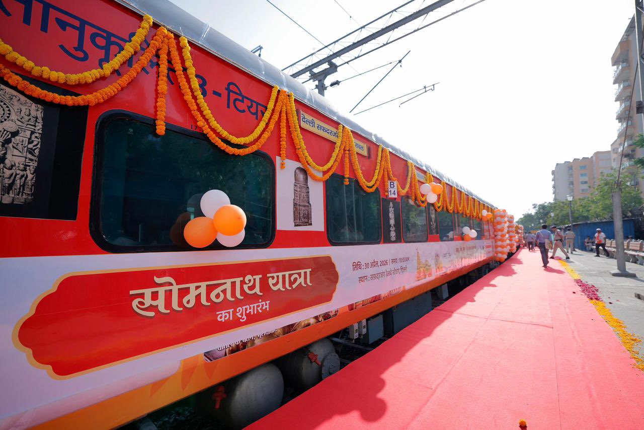 दिल्ली से रवाना हुई सोमनाथ स्वाभिमान यात्रा, CM रेखा गुप्ता ने दिखाई हरी झंडी