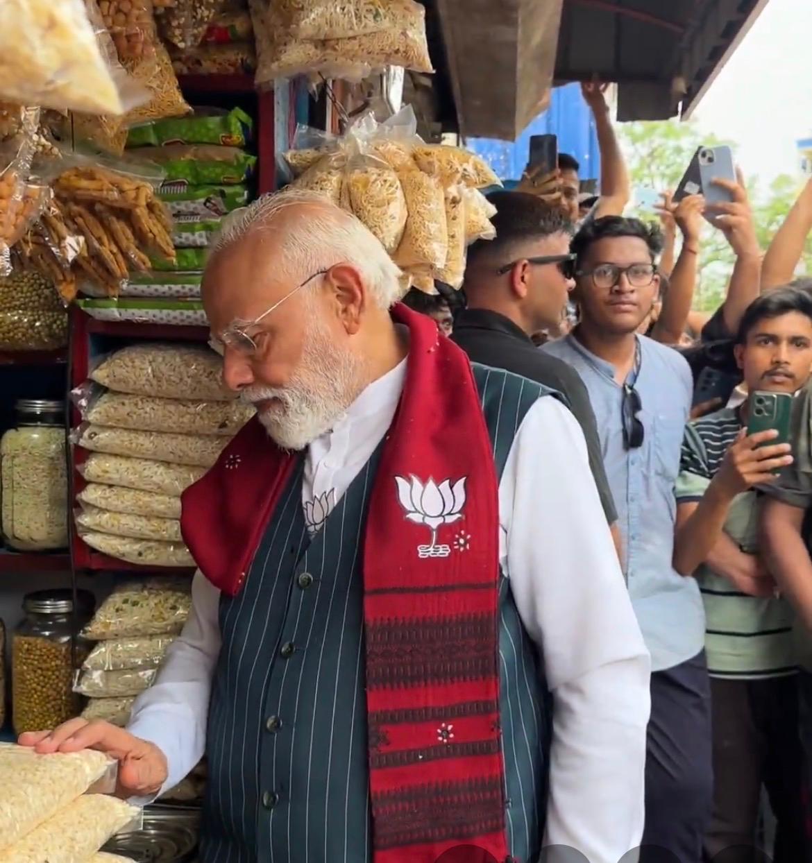 पश्चिम बंगाल में प्रधानमंत्री मोदी के झालमुड़ी सेवन के वीडियो को सोशल मीडिया मिल रहा जबरदस्त रिस्पॉन्स