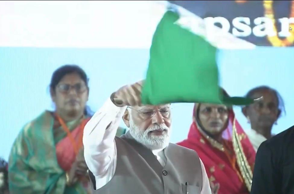 पीएम मोदी ने वाराणसी में दो नई अमृत भारत एक्सप्रेस ट्रेनों को हरी झंडी दिखाई