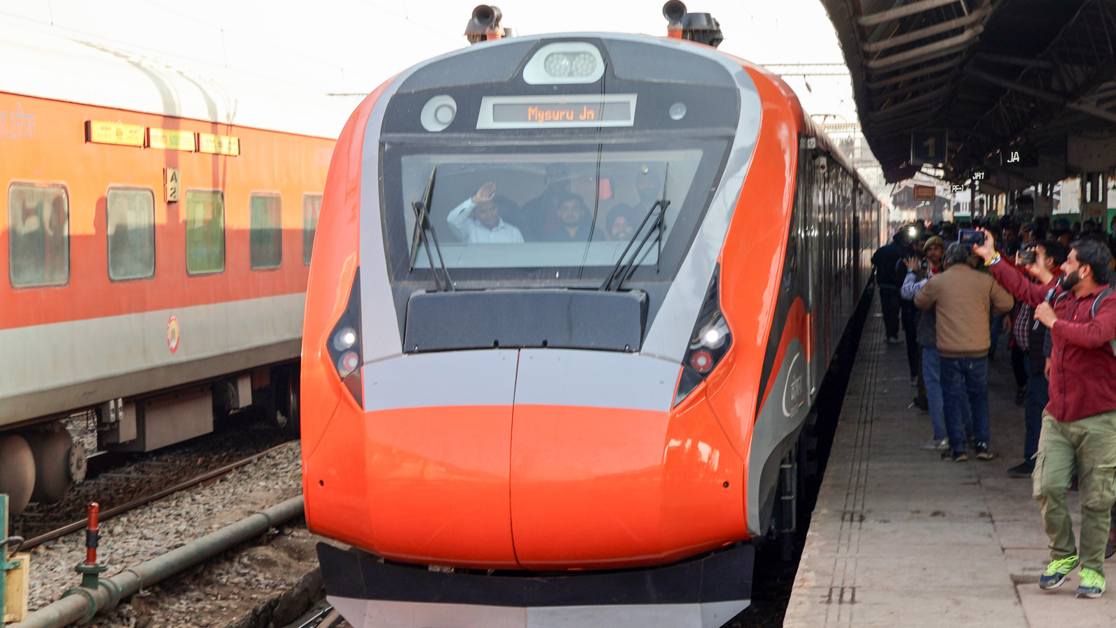 Ashwini Vaishnaw to flag off extended Srinagar-Jammu Vande Bharat on April 30; 20-coach upgrade to boost connectivity
