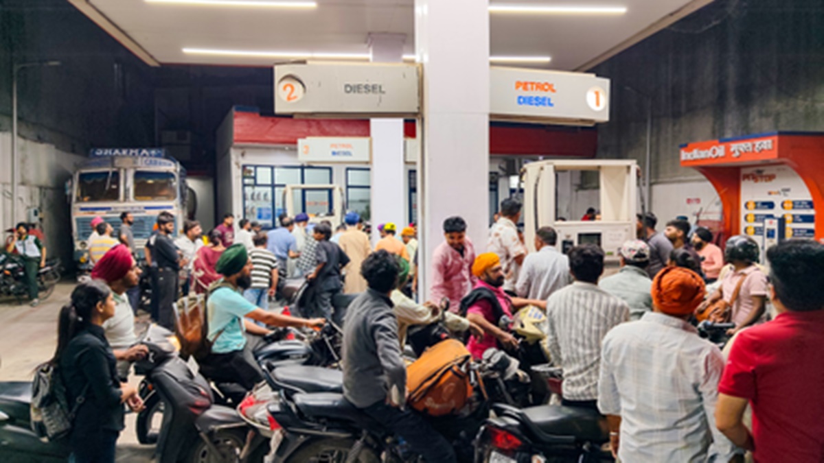 अमेरिका, यूएई, ऑस्ट्रेलिया और पाकिस्तान में ईंधन की कीमतों में भारी वृद्धि के बावजूद भारत में कीमतें स्थिर