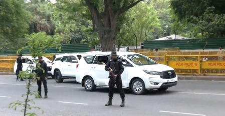 प्रधानमंत्री मोदी की अपील के बाद केंद्रीय मंत्रियों एवं कई सीएम ने काफिले का आकार घटाया