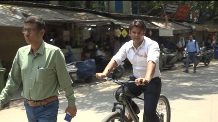 पीएम मोदी की अपील का असर : कार छोड़ साइकिल पर निकले जीएसटी अधिकारी, बोले- छोटी-छोटी कोशिशें ही लाती हैं बदलाव