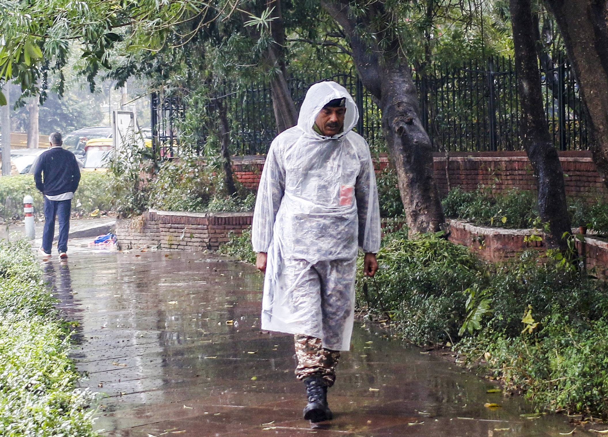 दिल्ली-एनसीआर में बारिश और आंधी से मिली गर्मी से राहत