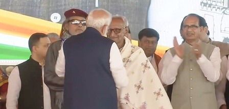 PM Modi takes blessings of oldest West Bengal BJP worker Makhanlal Sarkar at swearing-in ceremony of Adhikari