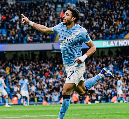 Premier League: Manchester City move within two points of Arsenal with win over Brentford