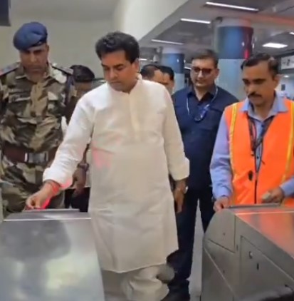 पीएम मोदी की ईंधन बचाने की अपील के बाद दिल्ली के मंत्री ने की मेट्रो से यात्रा