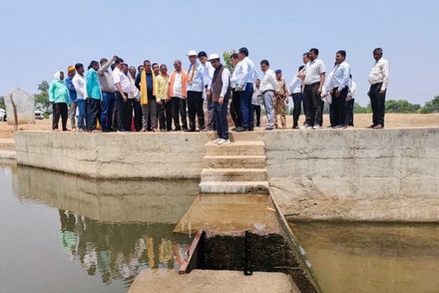 धमतारी में वाटरशेड विकास परियोजनाओं की समीक्षा करने पहुंचे नरेंद्र भूषण, सिंचाई और जल संरक्षण कार्यों का लिया जायजा