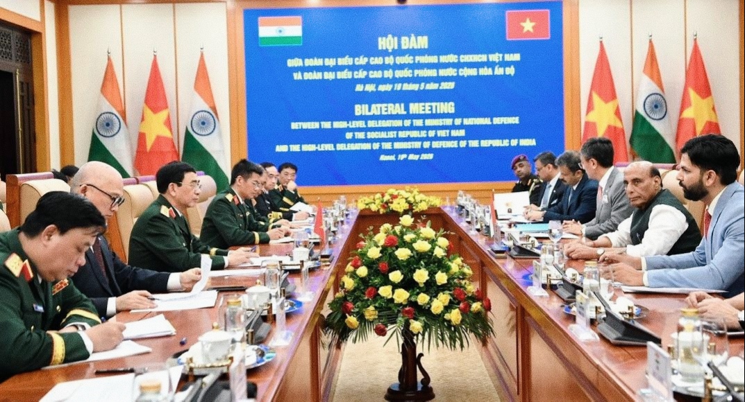 भारत-वियतनाम रक्षा सहयोग को नई मजबूती, राजनाथ सिंह और फान वान जियांग के बीच हनोई में अहम बैठक