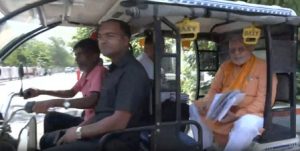 यूपी में ई-रिक्शा से विधानसभा पहुंचे वित्त मंत्री सुरेश खन्ना, बोले-सप्ताह में एक दिन पेट्रोल-डीजल बचाएं