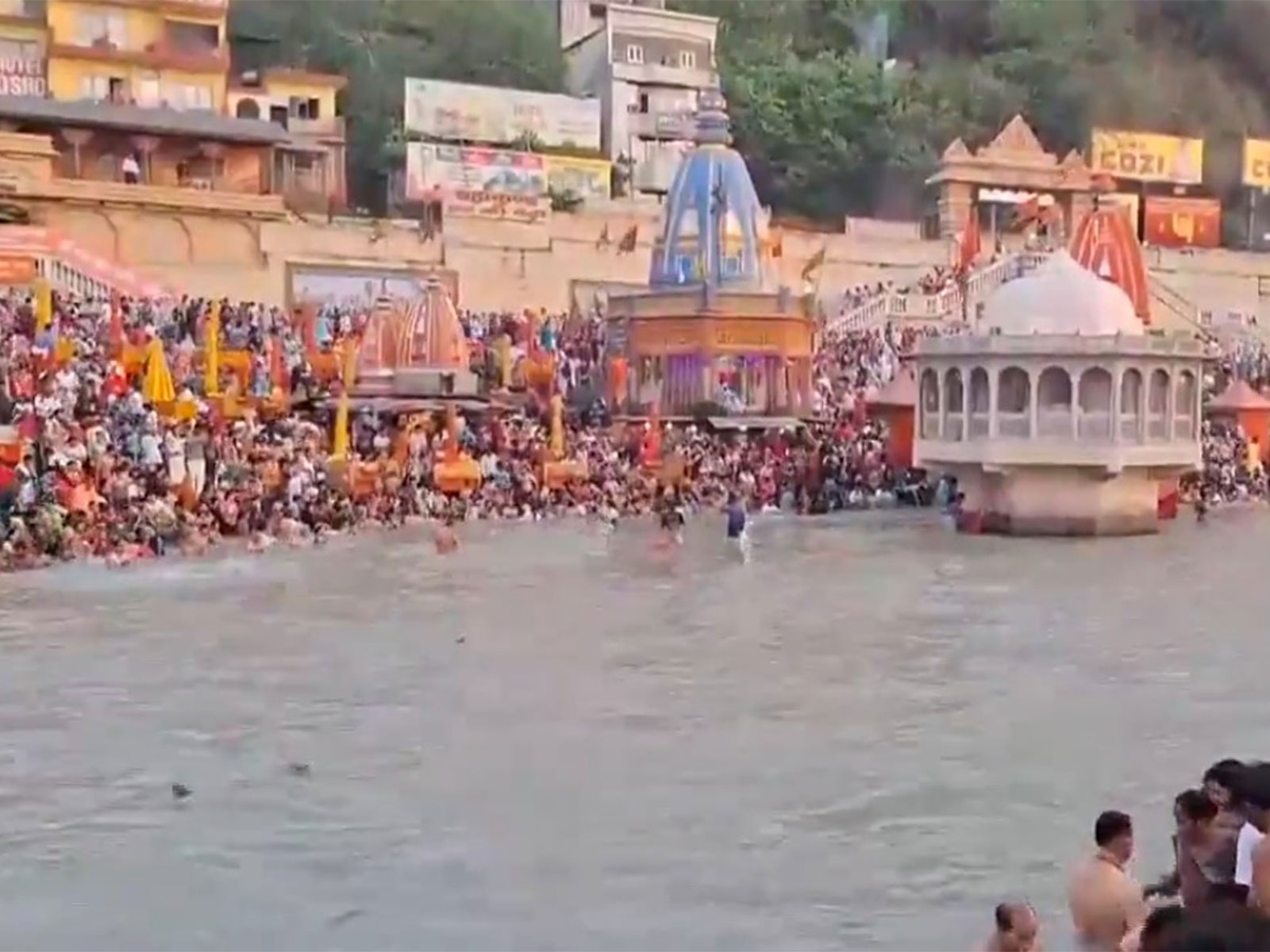 गंगा दशहरा के अवसर पर प्रयागराज और हरिद्वार में श्रद्धालुओं का सैलाब