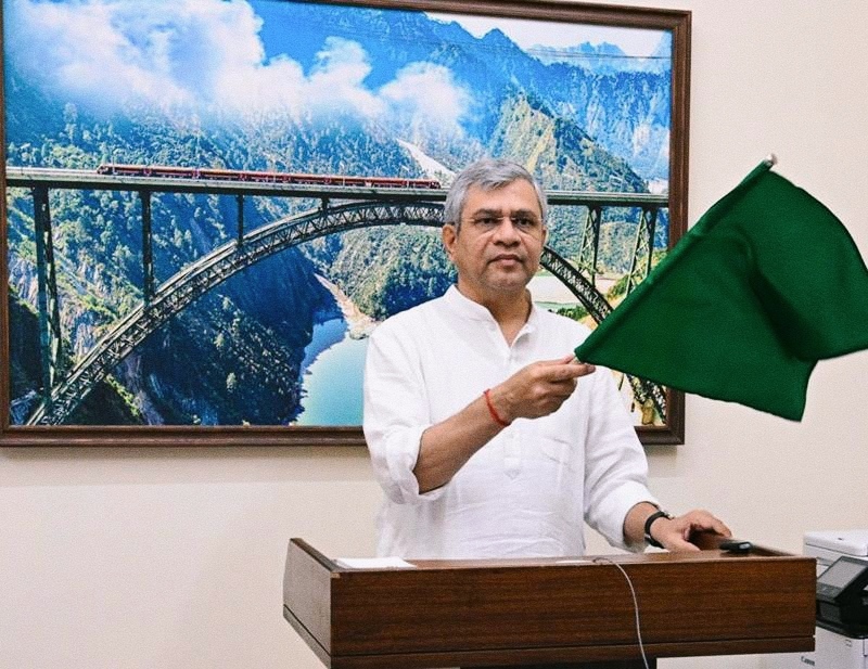 बेंगलुरु–मुंबई एक्सप्रेस ट्रेन को हरी झंडी, वंदे भारत स्लीपर सेवा जल्द होगी शुरू: अश्विनी वैष्णव