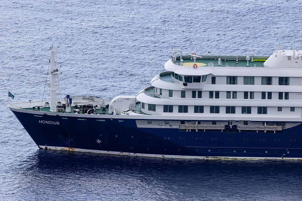 Planes with hantavirus cruise passengers land in the Netherlands; hospital quarantines 12