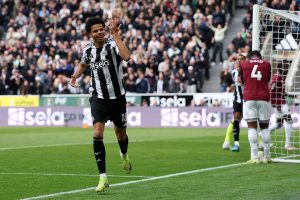 West Ham on brink of relegation, United’s Fernandes equals assist record