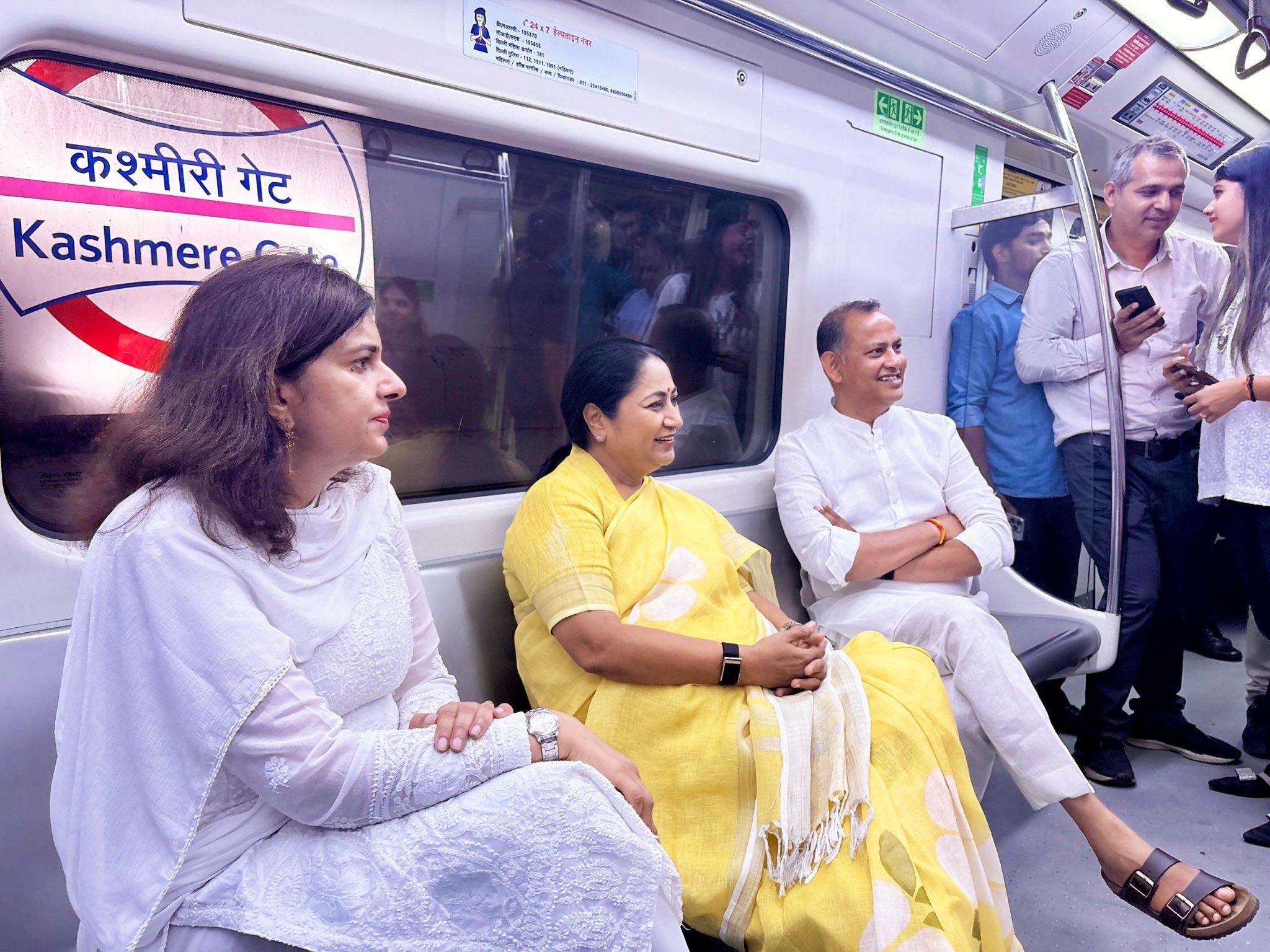 दिल्ली में शुरू हुआ ‘मेट्रो मंडे’, मुख्यमंत्री रेखा गुप्ता मेट्रो से पहुंचीं कार्यालय