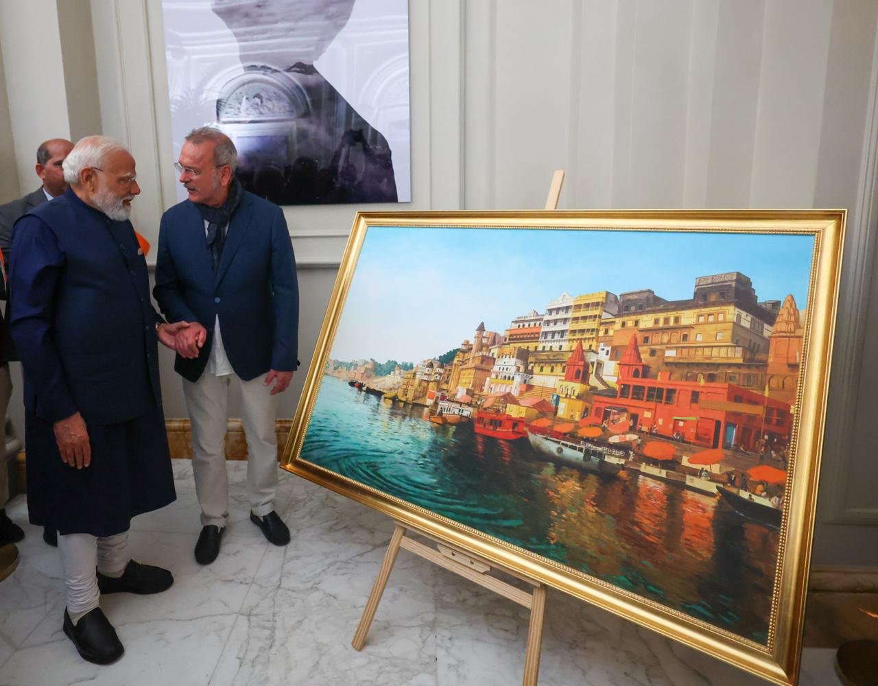 भारत-इटली के बीच सांस्कृतिक मित्रता : पीएम मोदी को उपहार में मिली ‘होली वाराणसी’ पेंटिंग