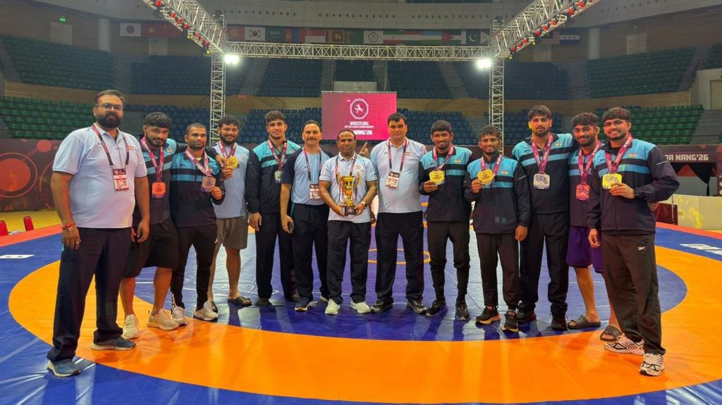 Modi-Indian-wrestlers-2