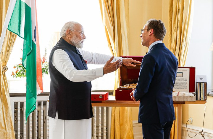 स्वीडन के प्रधानमंत्री क्रिस्टरसन ने पीएम मोदी को भेंट की टैगोर की ल‍िखी ‘सूक्ति की प्रतियां’