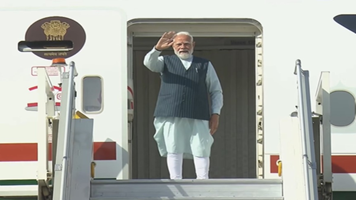 पीएम मोदी यूएई रवाना, राष्ट्रपति शेख मोहम्मद बिन जायद से होगी अहम मुलाकात