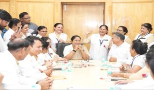 नर्स दिवस पर बड़ा ऐलान: सीएम रेखा गुप्ता ने नर्सिंग इंटर्न्स का स्टाइपेंड 27 गुना बढ़ाया