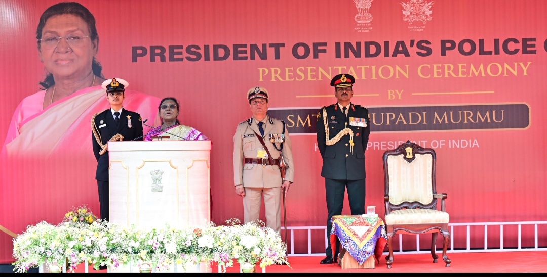 President Murmu presents President’s Police Colour to Sikkim Police in Gangtok
