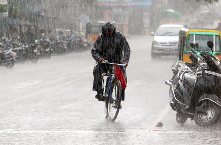 तमिलनाडु में भारी बारिश से लोगों का जनजीवन अस्त-व्यस्त, प्रमुख जलाशयों में पानी का प्रवाह बढ़ा