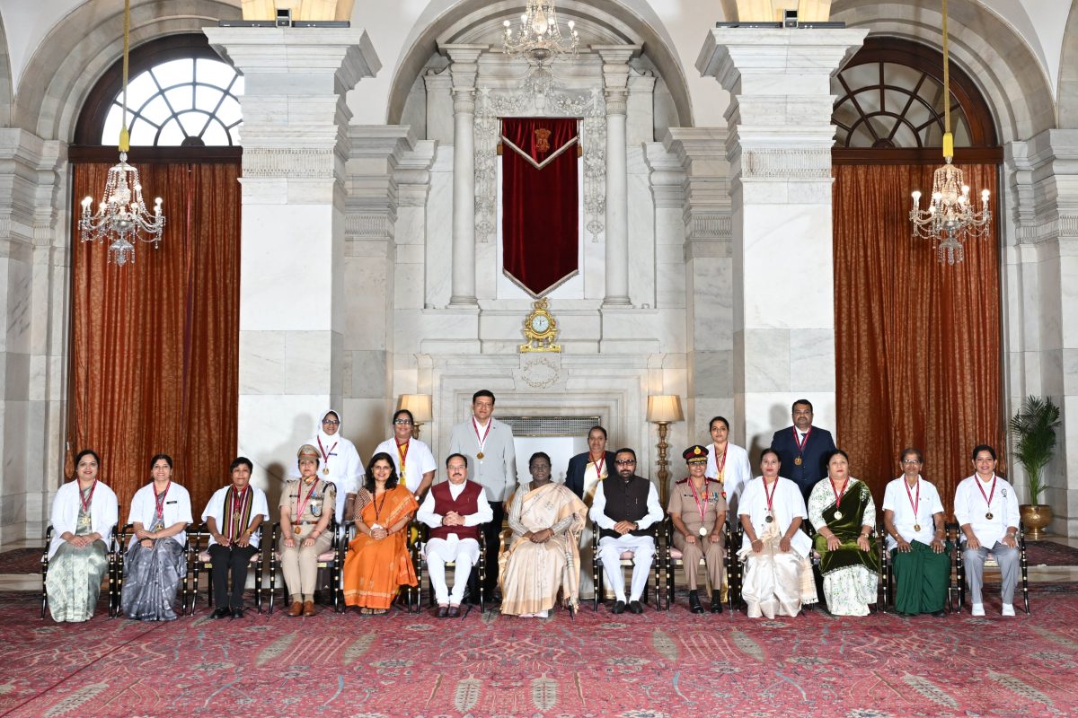 राष्ट्रपति द्रौपदी मुर्मु ने 15 नर्सिंग कर्मियों को फ्लोरेंस नाइटिंगेल से किया सम्मानित