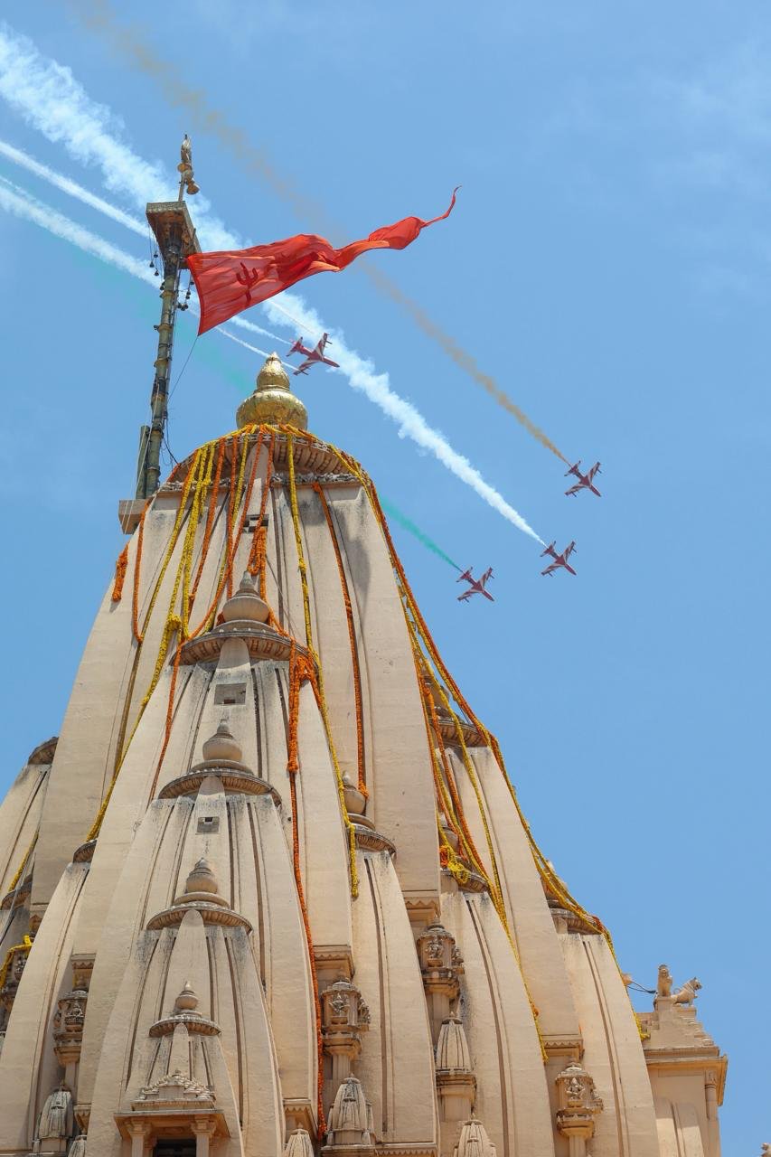 सोमनाथ अमृत महोत्सव में IAF का शानदार प्रदर्शन: सूर्यकिरण ने दिखाए हवाई करतब, चेतक हेलीकॉप्टर ने बरसाए फूल