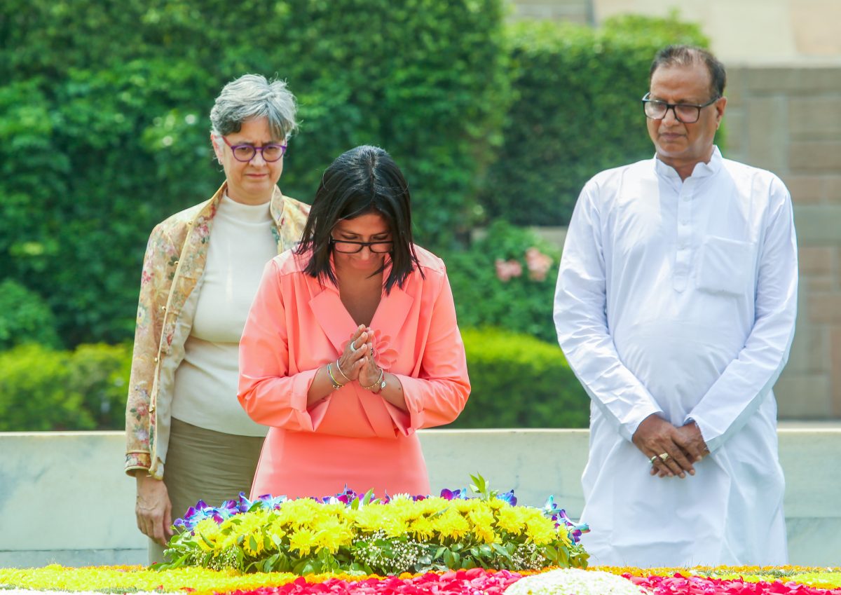 वेनेजुएला की कार्यवाहक राष्ट्रपति डेल्सी रोड्रिगेज ने राजघाट पर महात्मा गांधी को दी श्रद्धांजलि