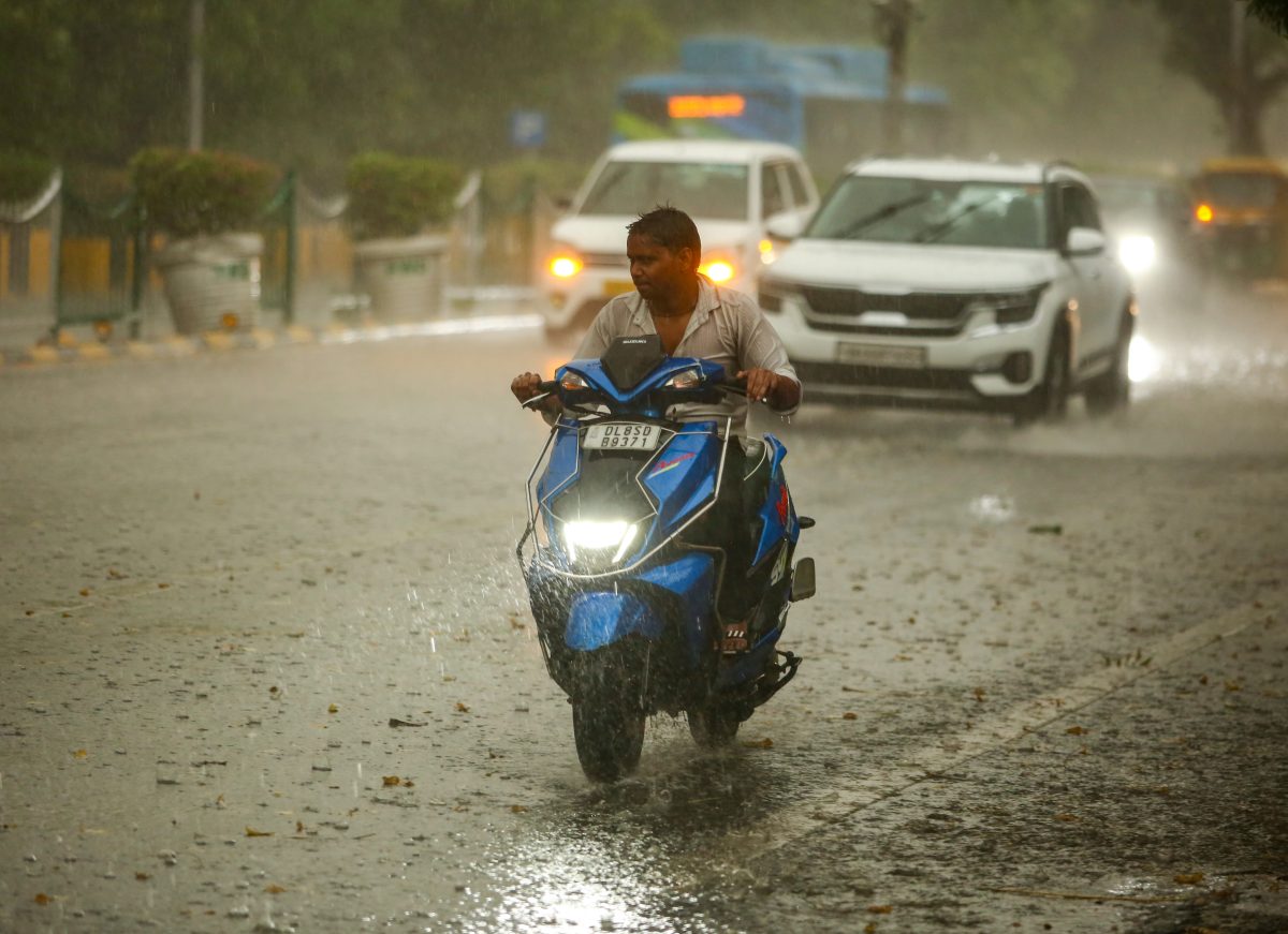 एनसीआर में लगातार बारिश: गर्मी से मिली बड़ी राहत, जलभराव-ट्रैफिक बनी चुनौती