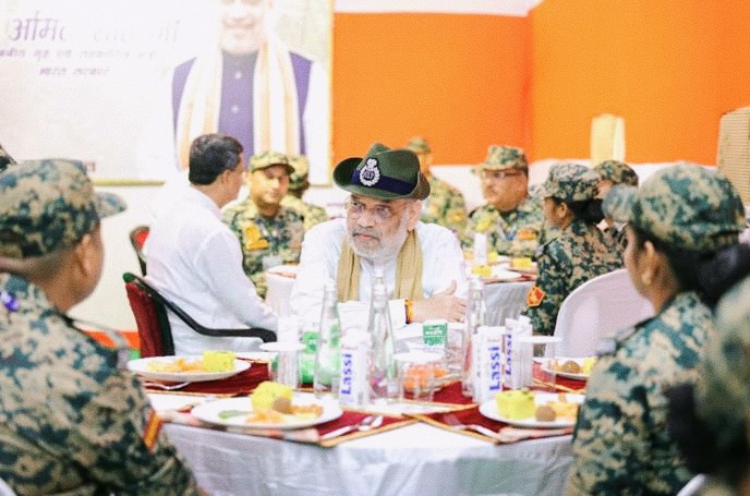 BSF जवानों से मिले अमित शाह, सीमा सुरक्षा के लिए स्मार्ट ग्रिड मॉडल पर जोर
