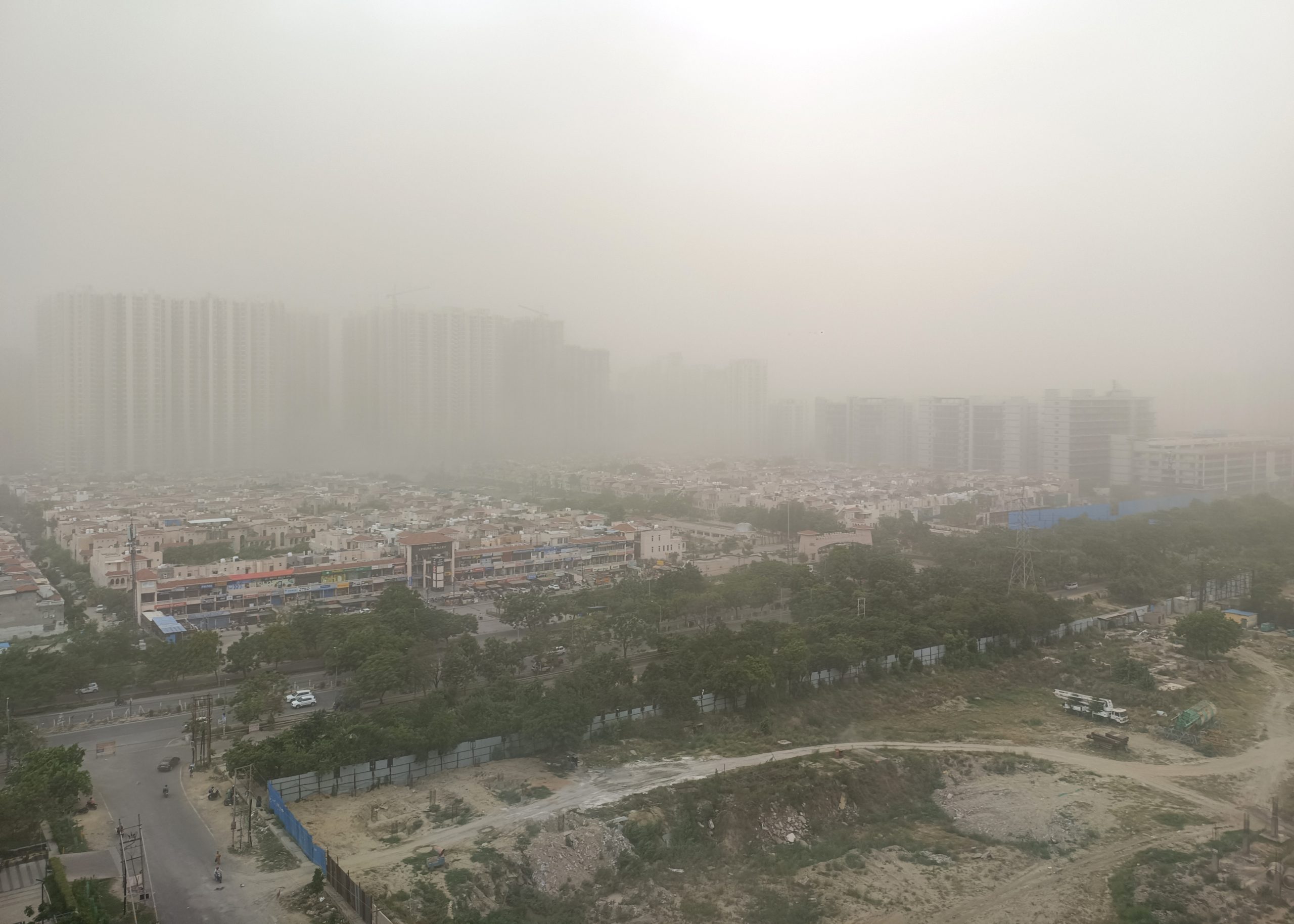 Weather Update: बादलों की आवाजाही और तेज हवाओं से बदला मौसम का मिजाज, भीषण गर्मी से मिली राहत