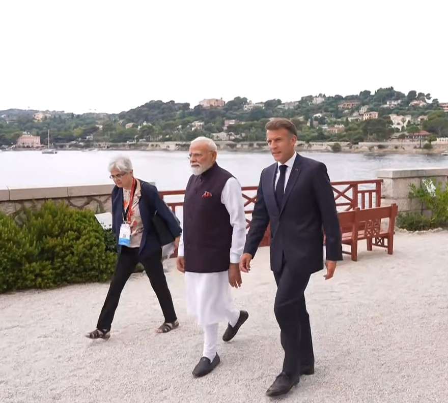 पीएम मोदी और फ्रांस के राष्ट्रपति मैक्रों ने नीस में द्विपक्षीय बैठक की