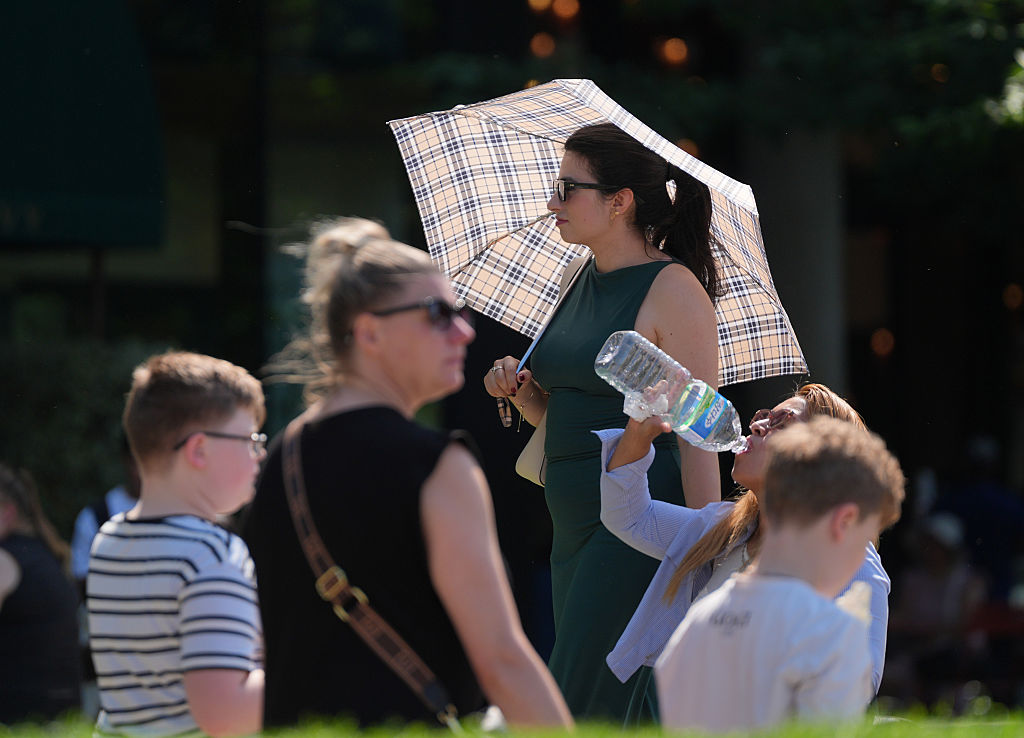 Temperatures to exceed 40C in European heatwave as three die in France