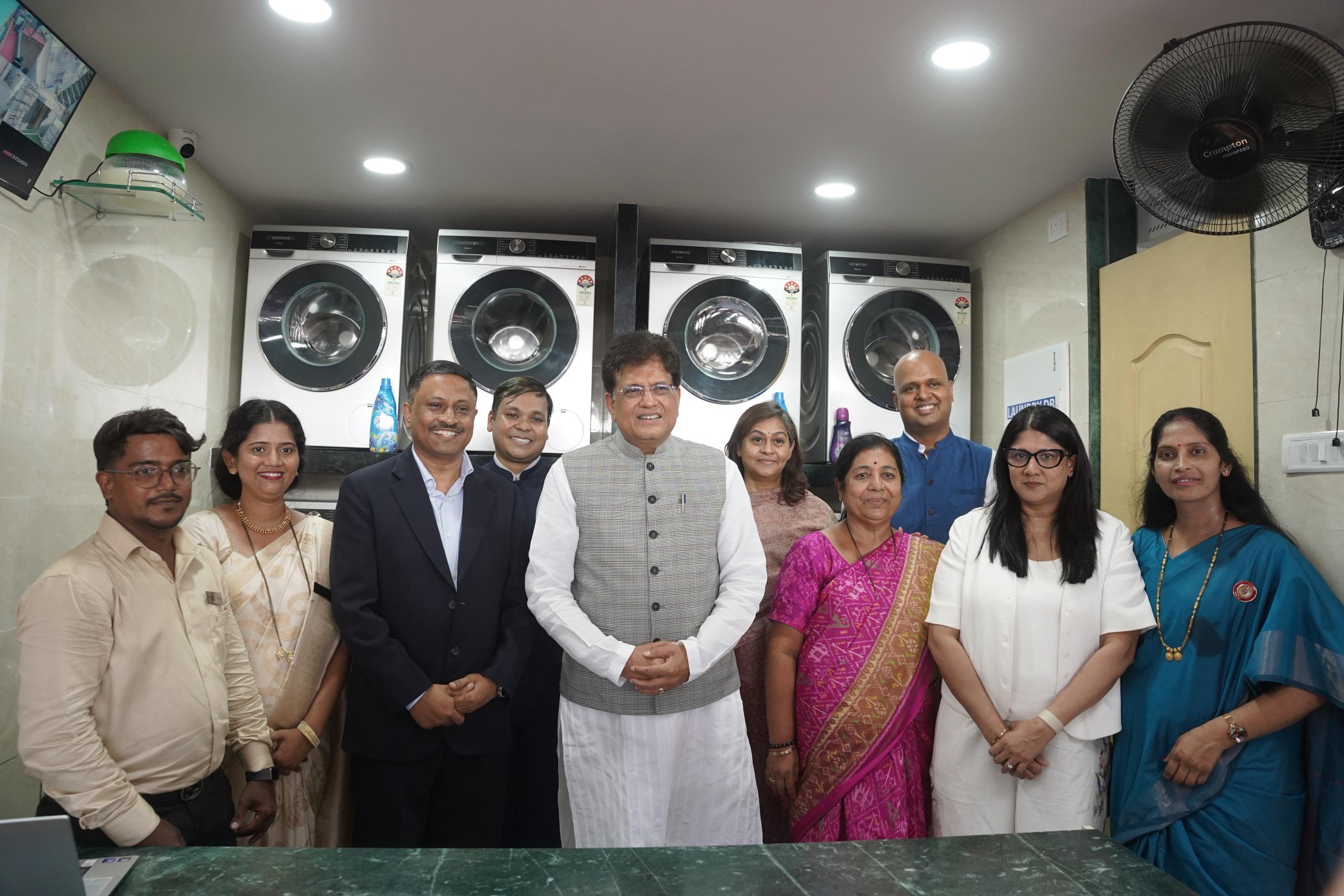 केंद्रीय मंत्री पीयूष गोयल ने मुंबई के दहिसर में ‘सुविधा केंद्र’ का उद्घाटन किया