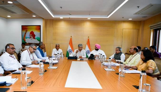 स्टेशन मास्टर्स को सशक्त बनाने की दिशा में बड़ा कदम, अश्विनी वैष्णव ने की समीक्षा बैठक
