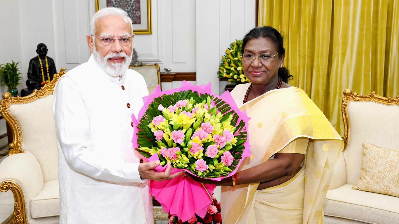 राष्ट्रपति द्रौपदी मुर्मु को जन्मदिन पर देशभर से शुभकामनाएं, पीएम मोदी ने बताया प्रेरणादायक व्यक्तित्व