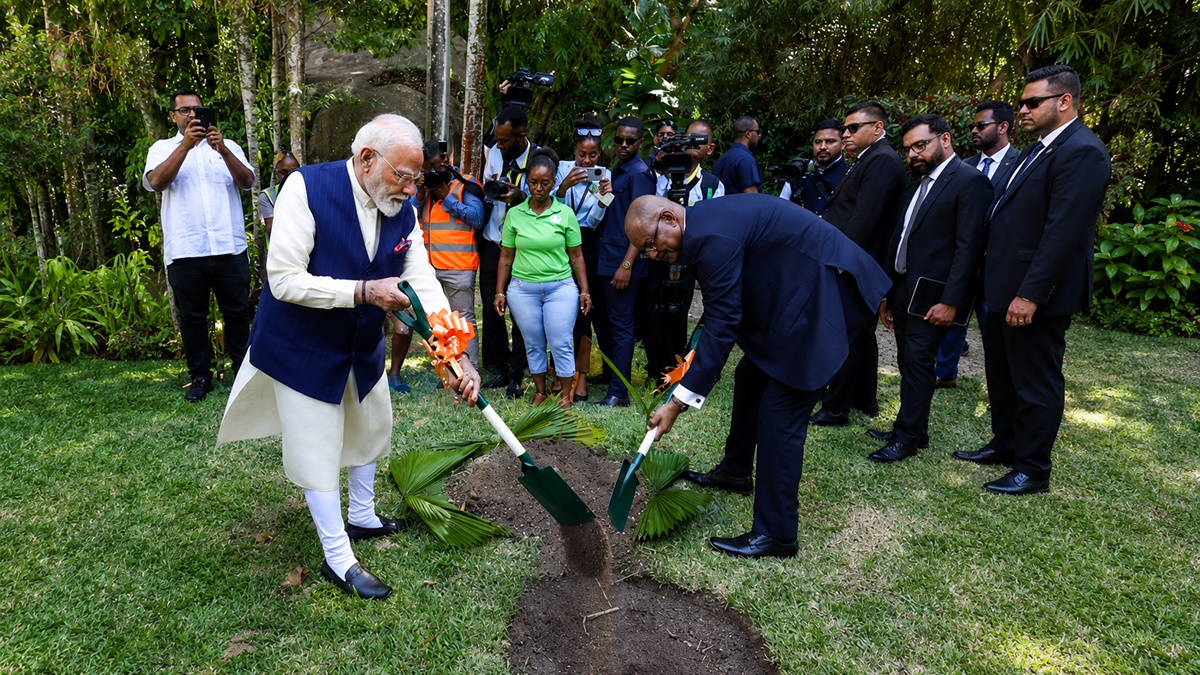 सेशेल्स बोटैनिकल गार्डन में पीएम मोदी का प्रकृति प्रेम, दुनिया के सबसे बुजुर्ग कछुए ‘जोनाथन’ को खिलाया खाना