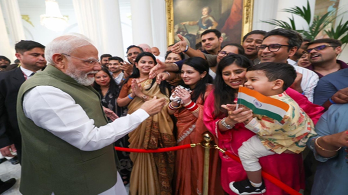 फ्रांस में गूंजे ‘मोदी-मोदी’ के नारे, भारतीय समुदाय ने कहा-युवाओं और स्टार्टअप्स के लिए प्रेरणास्रोत बने पीएम मोदी