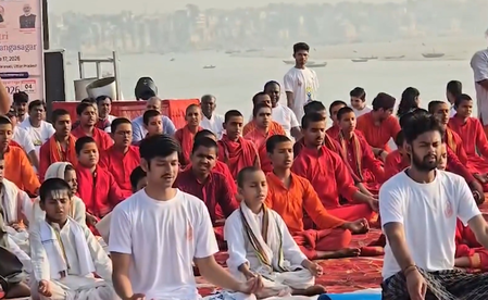 गंगोत्री से गंगासागर तक योग यात्रा: काशी के रविदास घाट पर हजारों लोगों ने किया सामूहिक योगाभ्यास