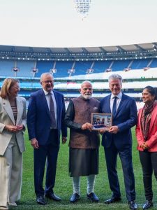 प्रधानमंत्री मोदी ने ऑस्ट्रेलिया के पूर्व कप्तान स्टीव वॉ को भेंट की 20 साल पुरानी तस्वीर