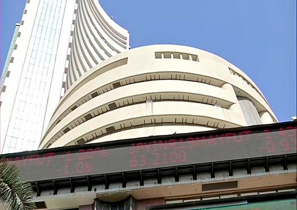 Indian Equities Tumble at Open as Brent Crude Tops $100 a Barrel